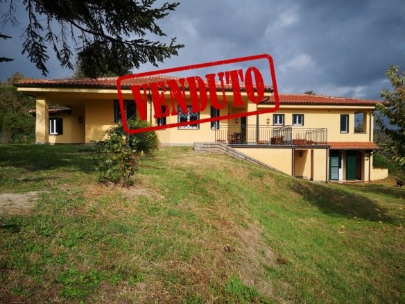 CAMPAGNANO DI ROMA STRADA DEL SORBO  Villa unico livello di 260mq di superficie con 1ha di terreno e piscina.  425.000 Euro