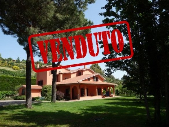 CAMPAGNANO STRADA DELLE PIANE  Prestigiosa villa unifamiliare 420mq di superficie con 1,1 ha di terreno.  725.000 Euro