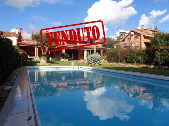 FORMELLO COMPRENSORIO MACERE  Villa bifamiliare 300mq con giardino e piscina.  570.000 Euro
