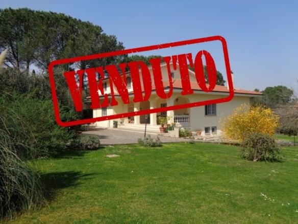 FORMELLO VIA PRATO LA CORTE  Prestigiosa villa 350mq di superficie con giardino di 5000mq.  650.000 Euro