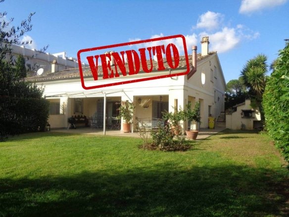 MONTECAMINETTO COMPRENSORIO LE VISTE   Esclusiva villa bifamiliare in comprensorio 270mq con 1000mq di giardino.  499.000 Euro
