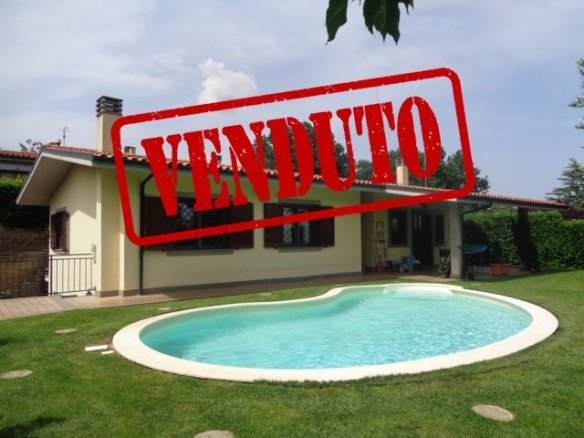 NEPI COLLE FARNESE VIA DELLE GINESTRE  Villa unifamiliare di 180mq con giardino e piscina. 249.000 Euro