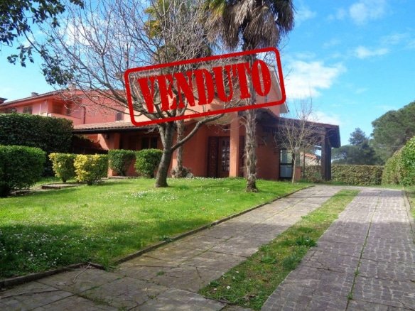 NEPI COLLE LYDIA VIA MUZIO CLEMENTI  Villino angolare su 3 livelli 210mq di superficie e 400mq di giardino.  199.000 Euro
