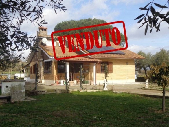 NEPI VIA PORCIANO  Villa indipendente 160mq di superficie con 3000mq di giardino e pannelli fotovoltaici.  179.000 Euro