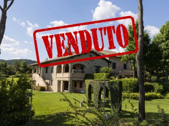 SACROFANO PRIMA PORTA Casale 370 mq di superficie con 4,5 ha di terreno. 1.350.000 Euro