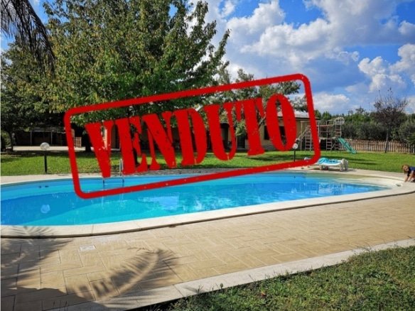 SACROFANO VIA MAPELLO Villa unico livello 180mq con 3000mq di giardino e piscina. 399.000 Euro