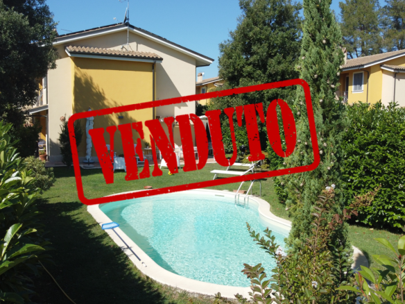 NEPI COLLE LYDIA   Villa bifamiliare di 170mq con giardino e piscina. 265.000 Euro