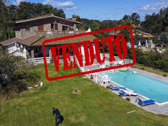 NEPI MONTEGELATO  Villa 260mq di superficie con 5000mq di giardino e piscina  240.000 Euro