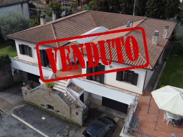 MAZZANO ROMANO VIA DELLA RESISTENZA  Villa bifamiliare 280mq di superficie con ampio terrazzo.  270.000 Euro